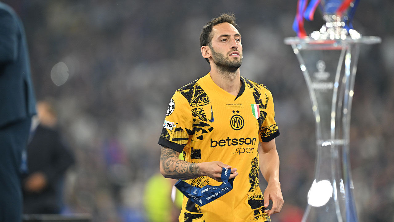 Dev finalde Hakan Çalhanoğlu detayı! Tarihe geçtiği maçta kâbusu yaşadı - 3. Resim