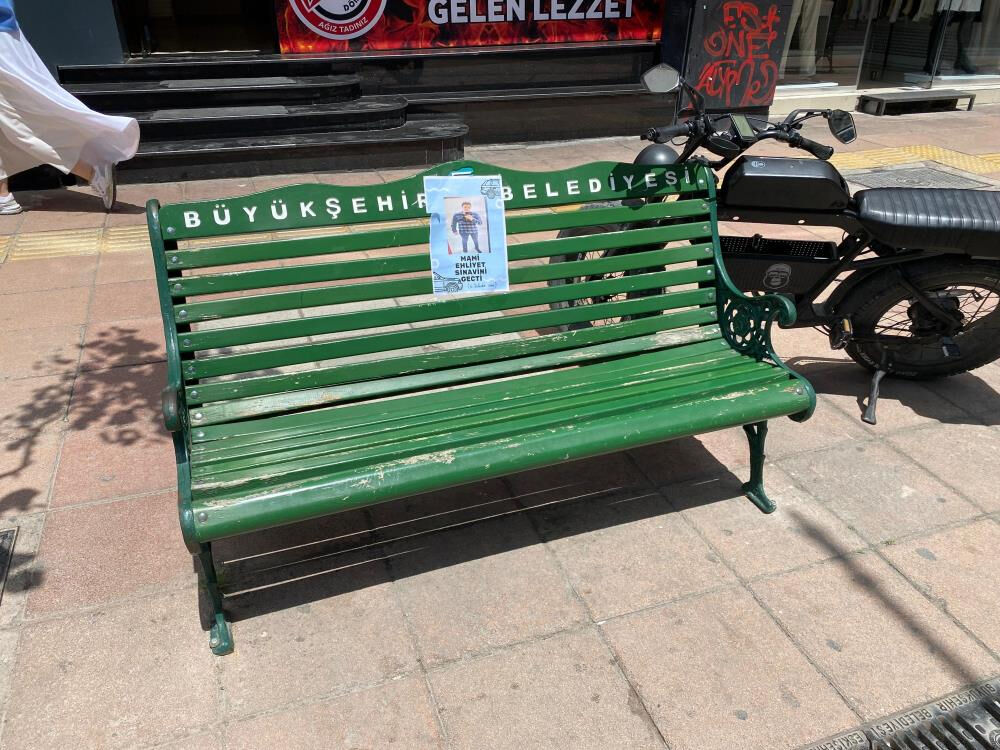 Dördüncüde başardı! Elektrik direklerine broşür asıldı... Bir kenti güldüren olay - 2. Resim