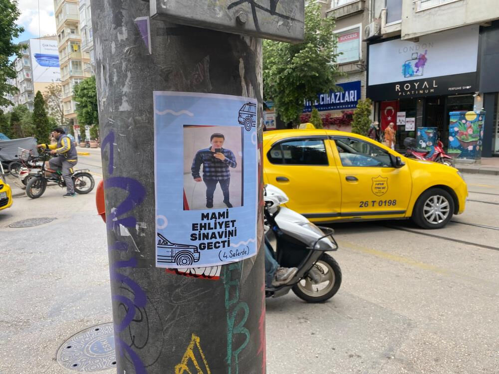 Dördüncüde başardı! Elektrik direklerine broşür asıldı... Bir kenti güldüren olay - 1. Resim