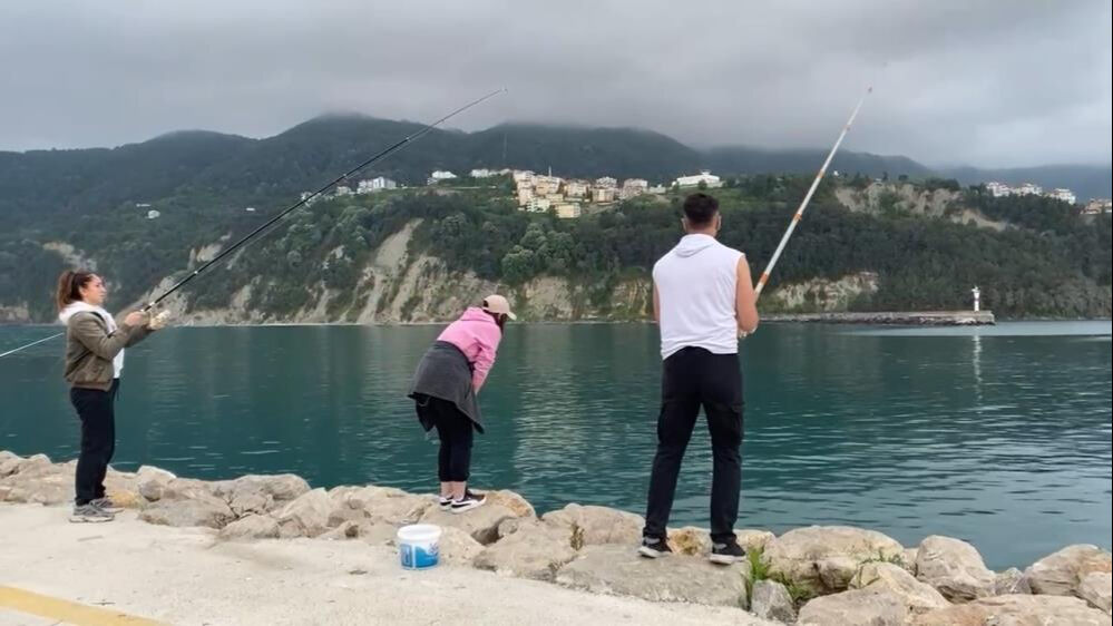 Duyan herkes oltasıyla sahile koştu: Kilolarca balık yakaladılar! - 1. Resim