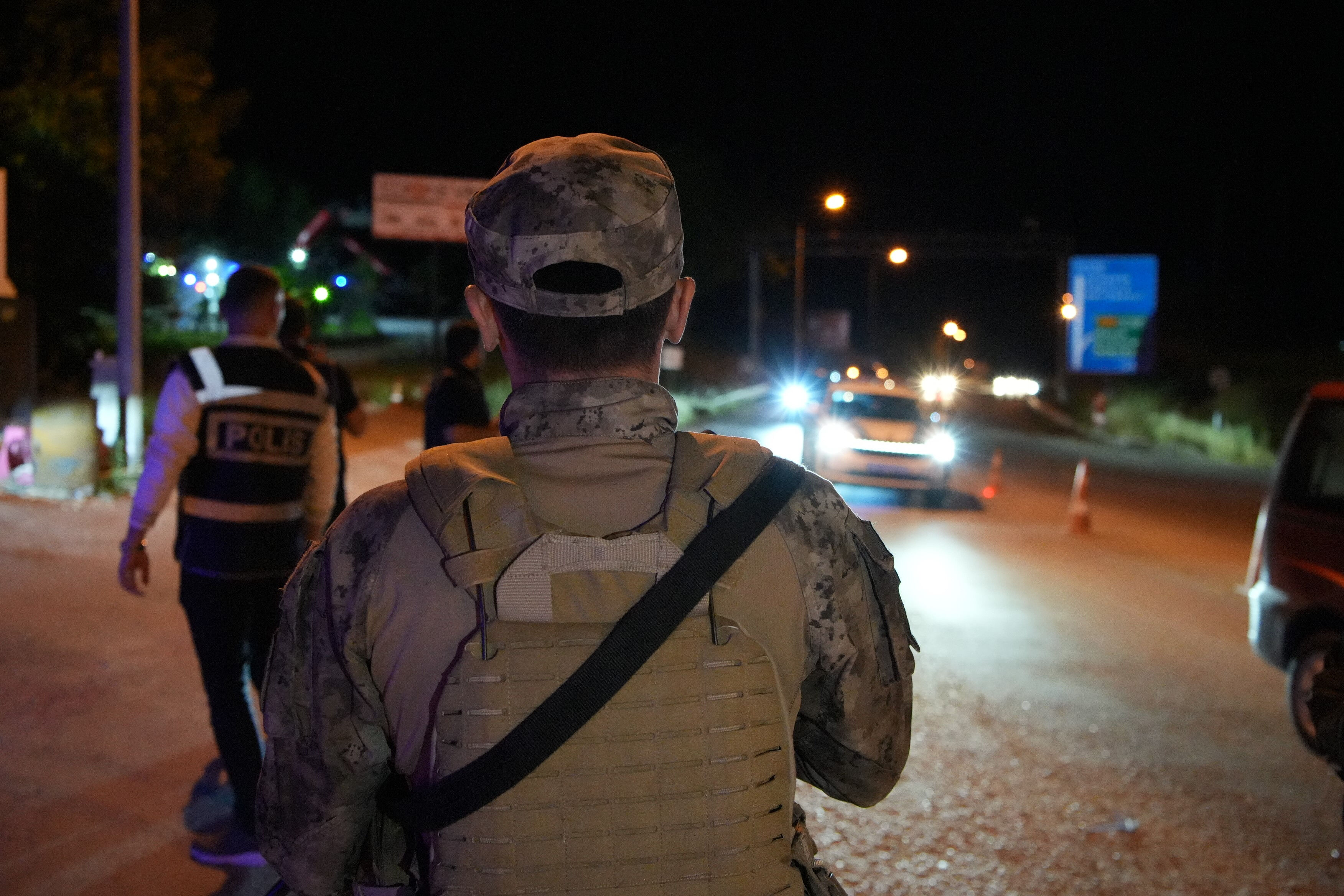 Edirne'de kovalamaca esnasında alkol şişelerini polise fırlattılar!