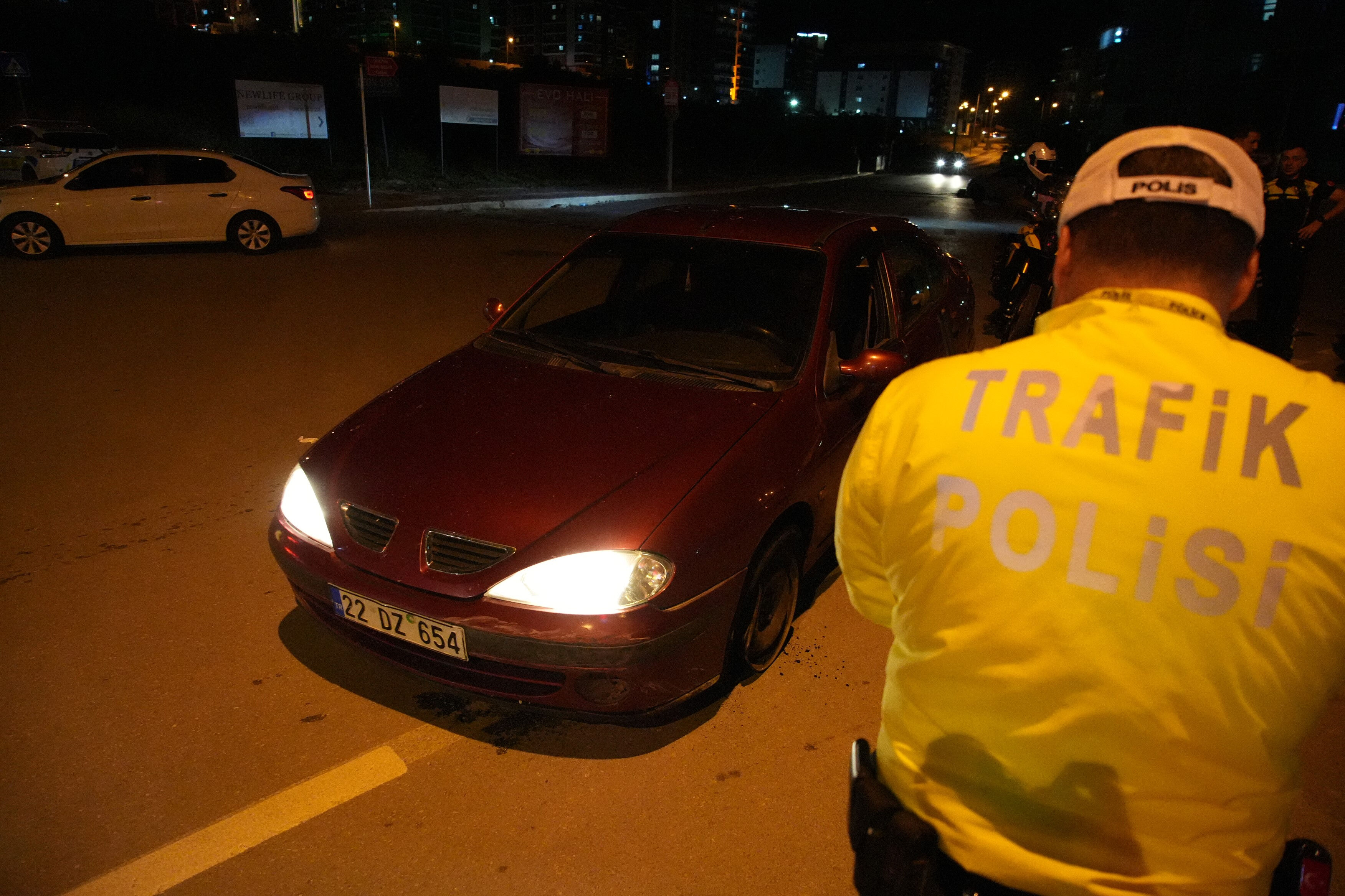 Edirne'de kovalamaca esnasında alkol şişelerini polise fırlattılar!