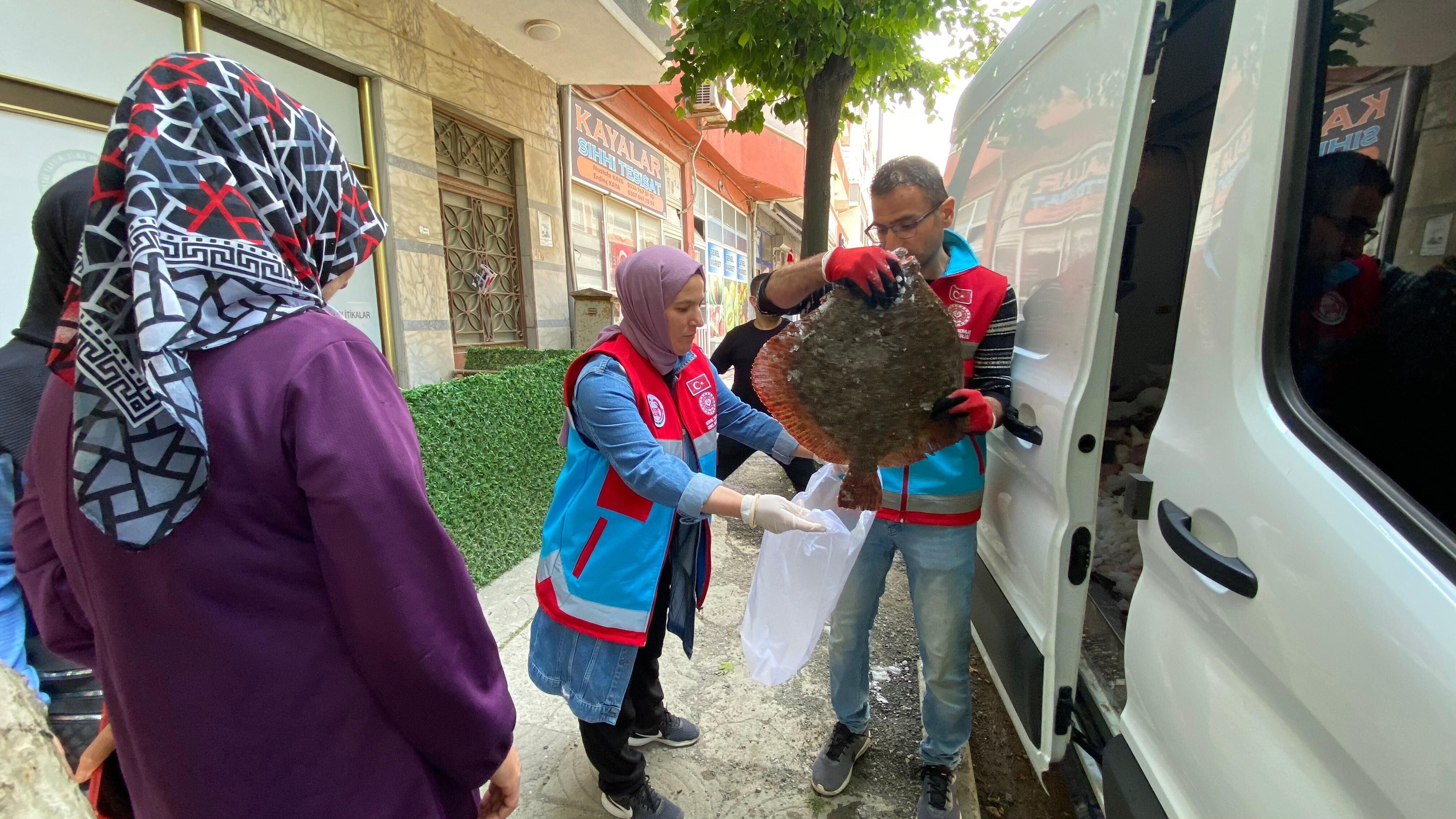 En değerli balıklar arasında! Yasa dışı avlanan kalkan balıkları, vatandaşlara ücretsiz dağıtıldı - 1. Resim