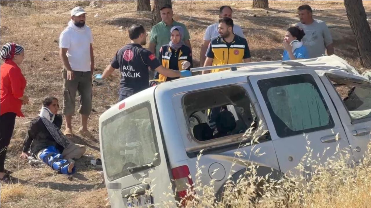 Halfeti gezisi kabusa dönüştü: Araç devrildi, aralarında çocukların da olduğu 6 kişi yaralandı