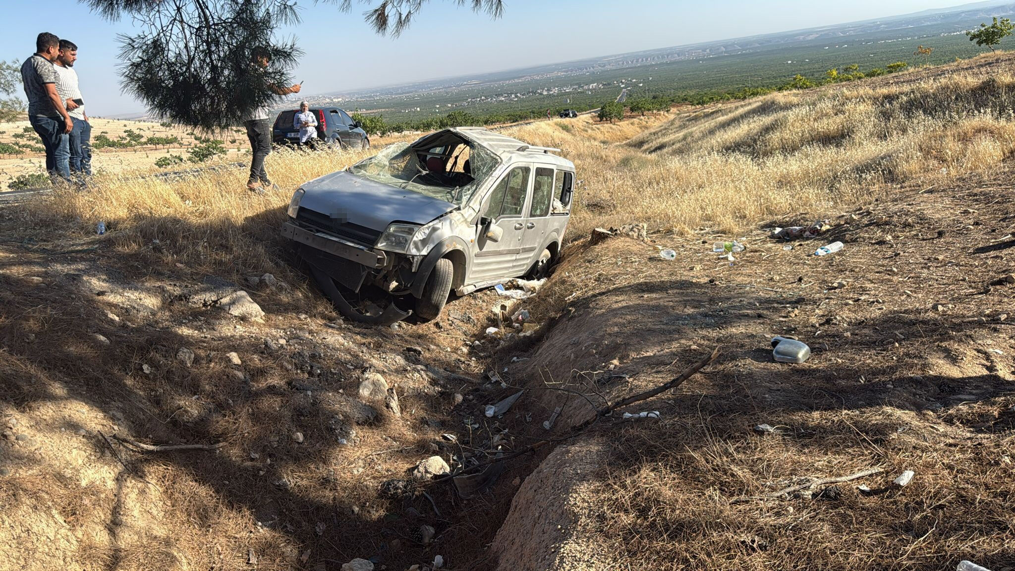 Halfeti gezisi kabusa dönüştü: Araç devrildi, aralarında çocukların da olduğu 6 kişi yaralandı - 1. Resim