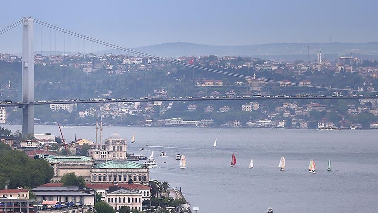 İstanbul Boğazı'nda gemi trafiği geçici olarak çift yönlü askıya alındı İstanbul Boğazı'nda gemi trafiği geçici olarak çift yönlü askıya alındı
