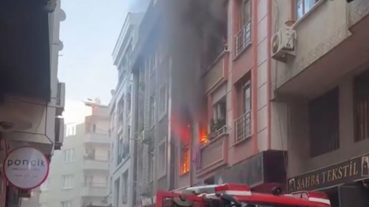 İstanbul&#039;da korkutan yangın! Alevler içindeki binadan atlayan çocuk yaralandı