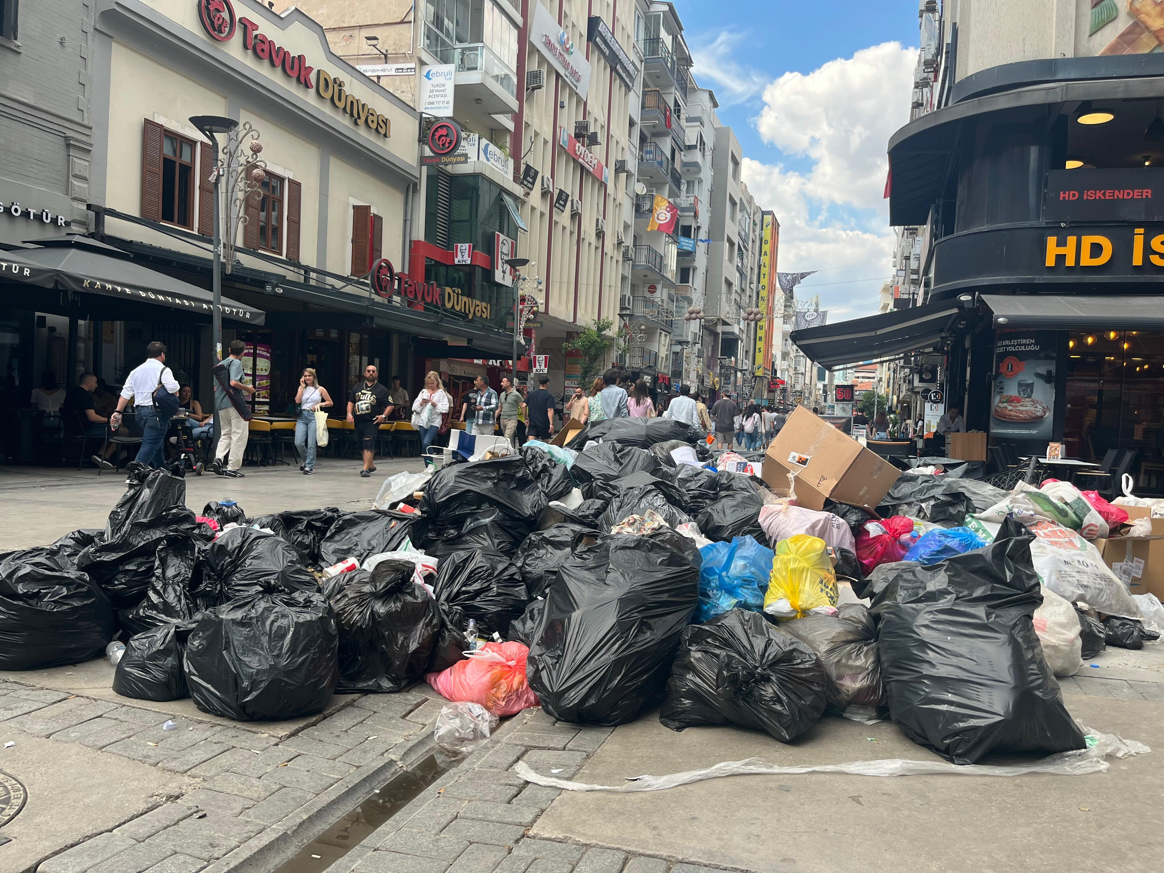 İzmir'de çöp dağlarına karşı CHP'li Cemil Tugay'a tepki: