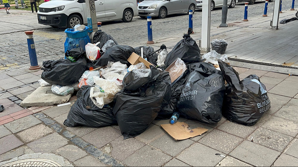 İzmir'de grev krizi büyüyor! Duraklar insan sokaklar çöp dolu - 1. Resim
