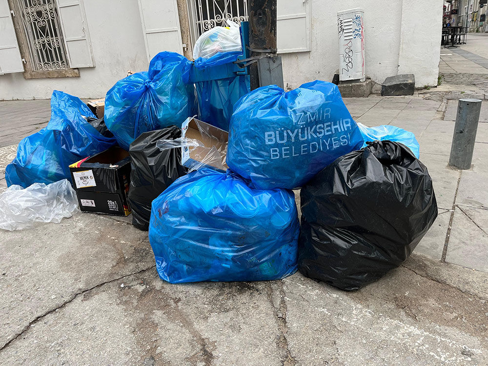İzmir'de grev krizi büyüyor! Duraklar insan sokaklar çöp dolu - 2. Resim
