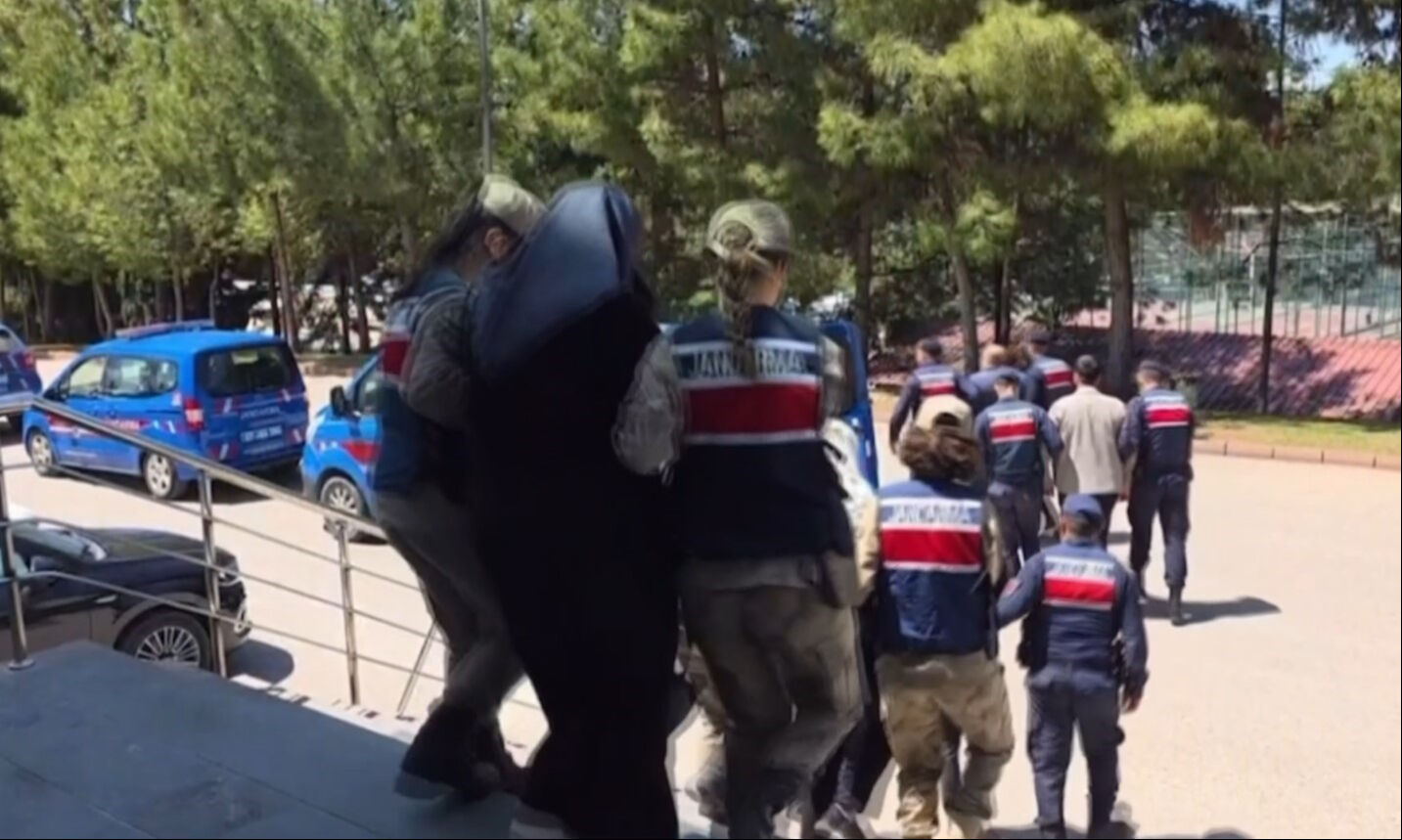 Jandarmadan tarihi şafak operasyonu! Dolandırıcılık imparatorluğu yıkıldı - 2. Resim