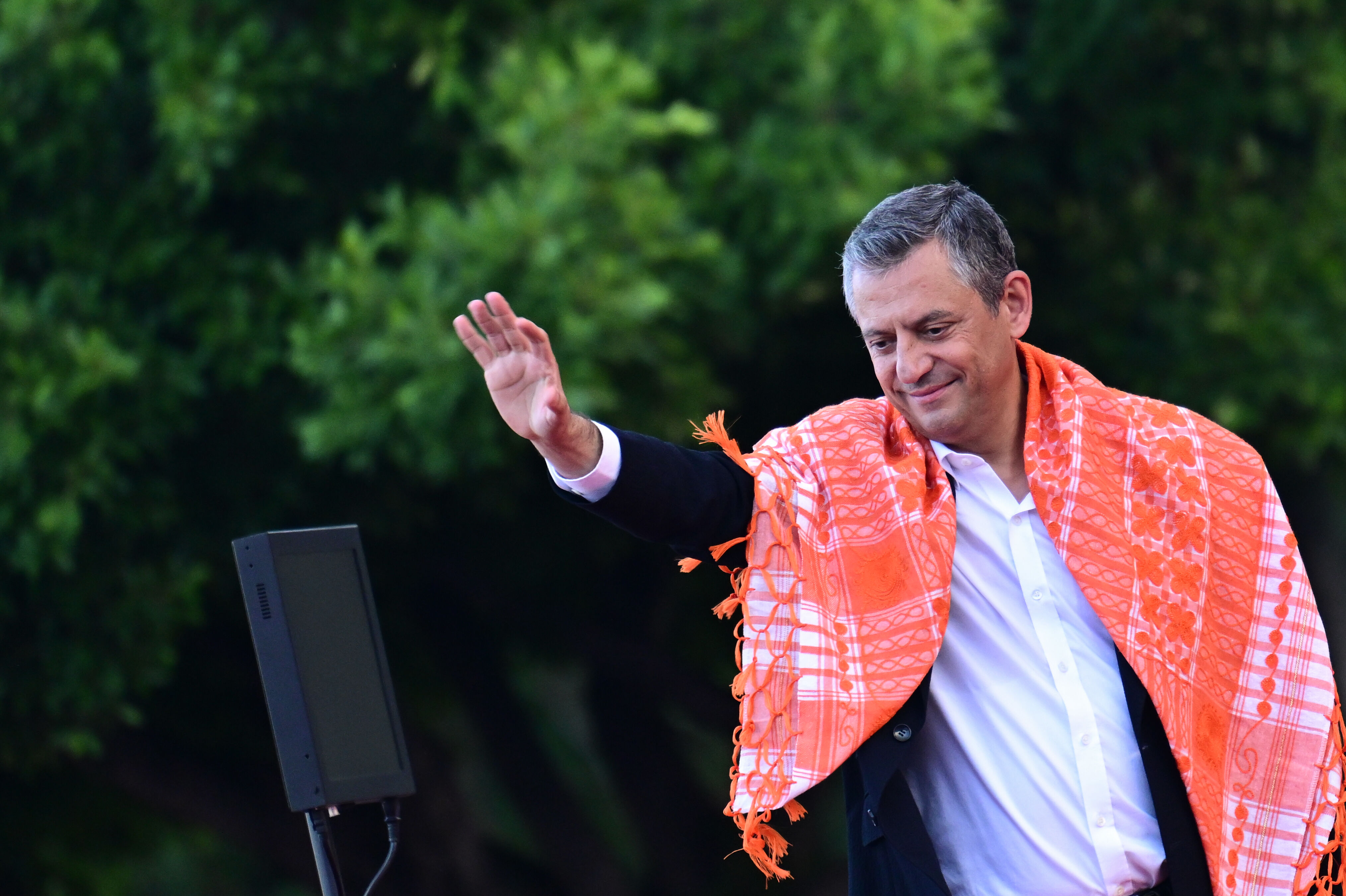 Özgür Özel'den emeklilere seyyanen zam çağrısı! 'Masa' detayı dikkat çekti - 1. Resim