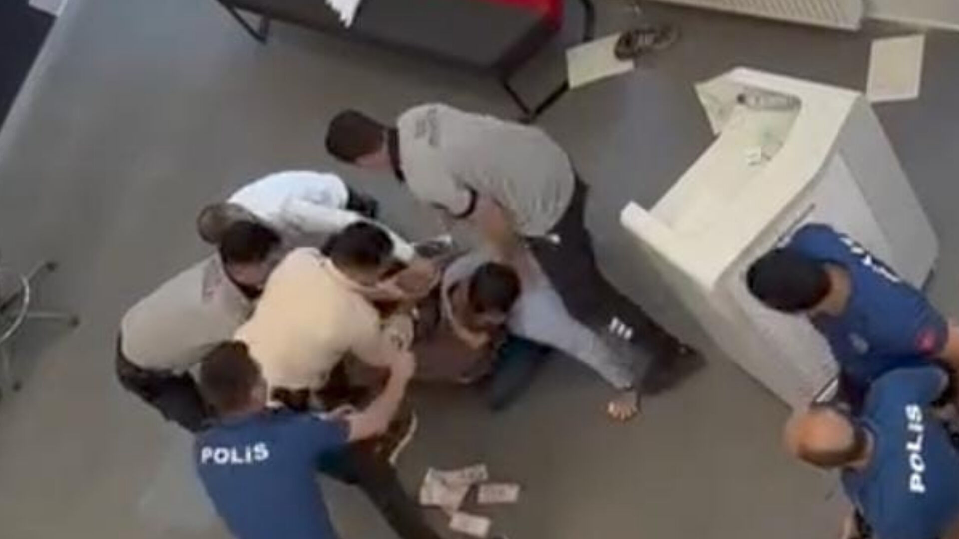 "Panik butonu" banka müdürünün hayatını kurtarmıştı! Bıçaklı soyguncu tutuklandı "Panik butonu" banka müdürünün hayatını kurtarmıştı! Bıçaklı soyguncu tutukandı - 1. Resim