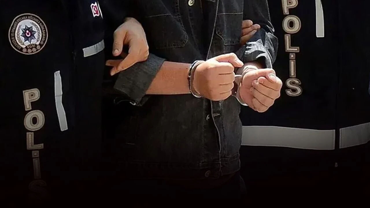 "Panik butonu" banka müdürünün hayatını kurtarmıştı! Bıçaklı soyguncu tutuklandı "Panik butonu" banka müdürünün hayatını kurtarmıştı! Bıçaklı soyguncu tutukandı - 2. Resim