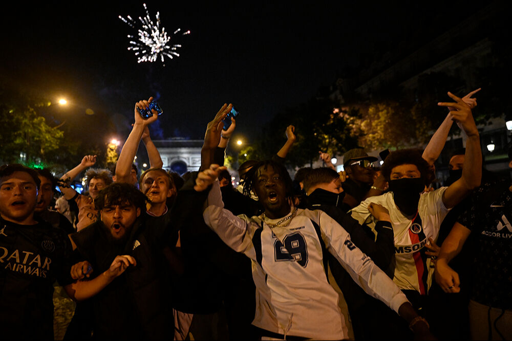 PSG şampiyon oldu, Fransa savaş alanına döndü! Bakan kutlamalara katılanlara 'Barbar' dedi - 1. Resim