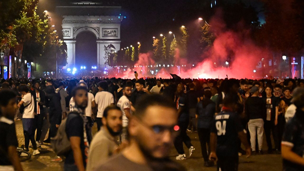 PSG şampiyon oldu, Fransa savaş alanına döndü! Bakan kutlamalara katılanlara 'Barbar' dedi - 7. Resim
