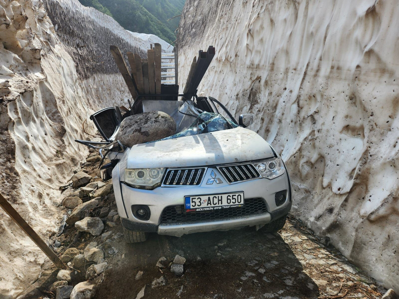 Rize'de korkunç kaza! Yamaçtan kopan kaya seyir halindeki aracın üzerine düştü Rize'de korkunç kaza! Yamaçtan kopan kaya seyir halindeki aracın üzerine düştü - 2. Resim