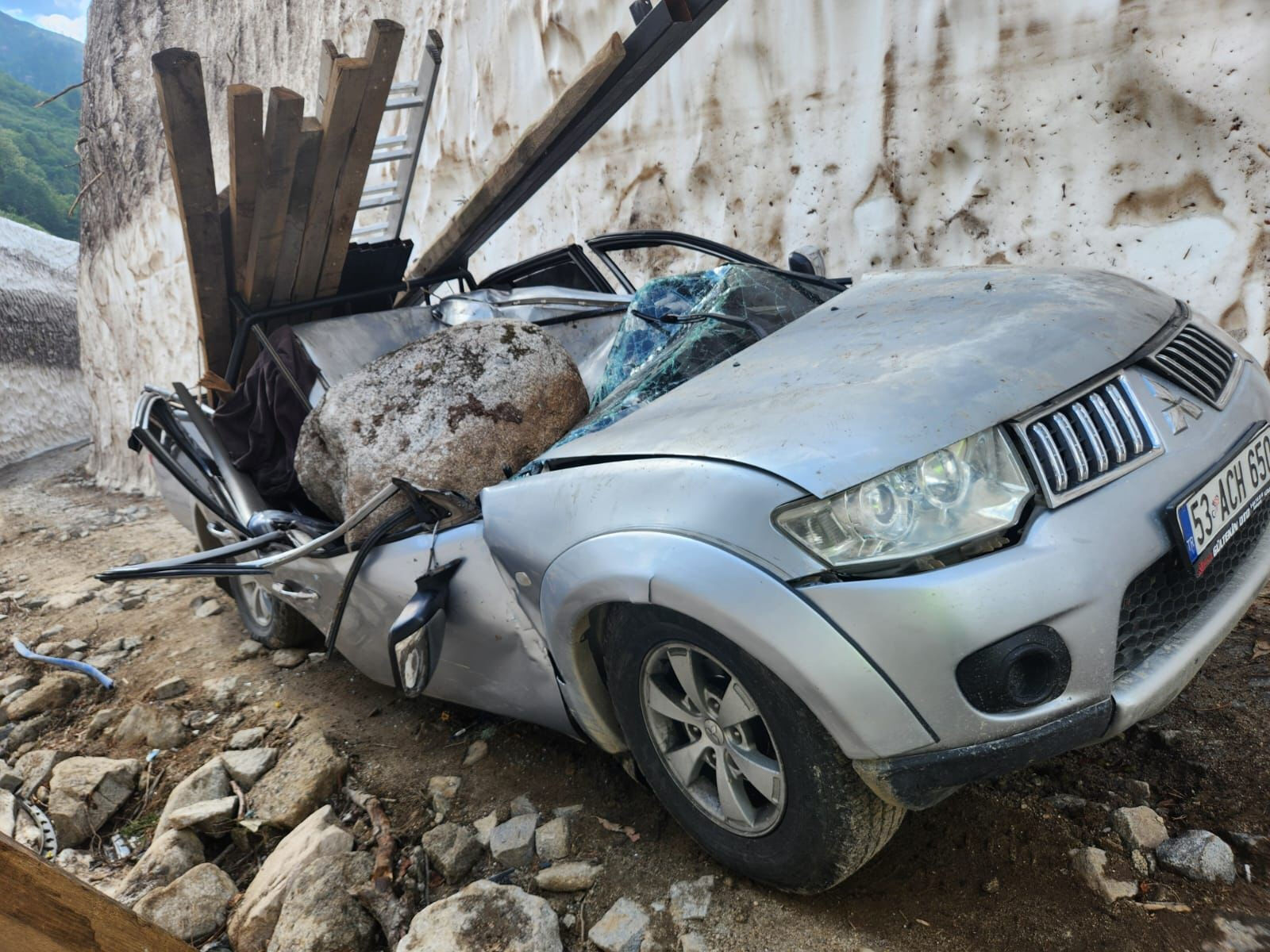 Rize'de korkunç kaza! Yamaçtan kopan kaya seyir halindeki aracın üzerine düştü Rize'de korkunç kaza! Yamaçtan kopan kaya seyir halindeki aracın üzerine düştü - 1. Resim