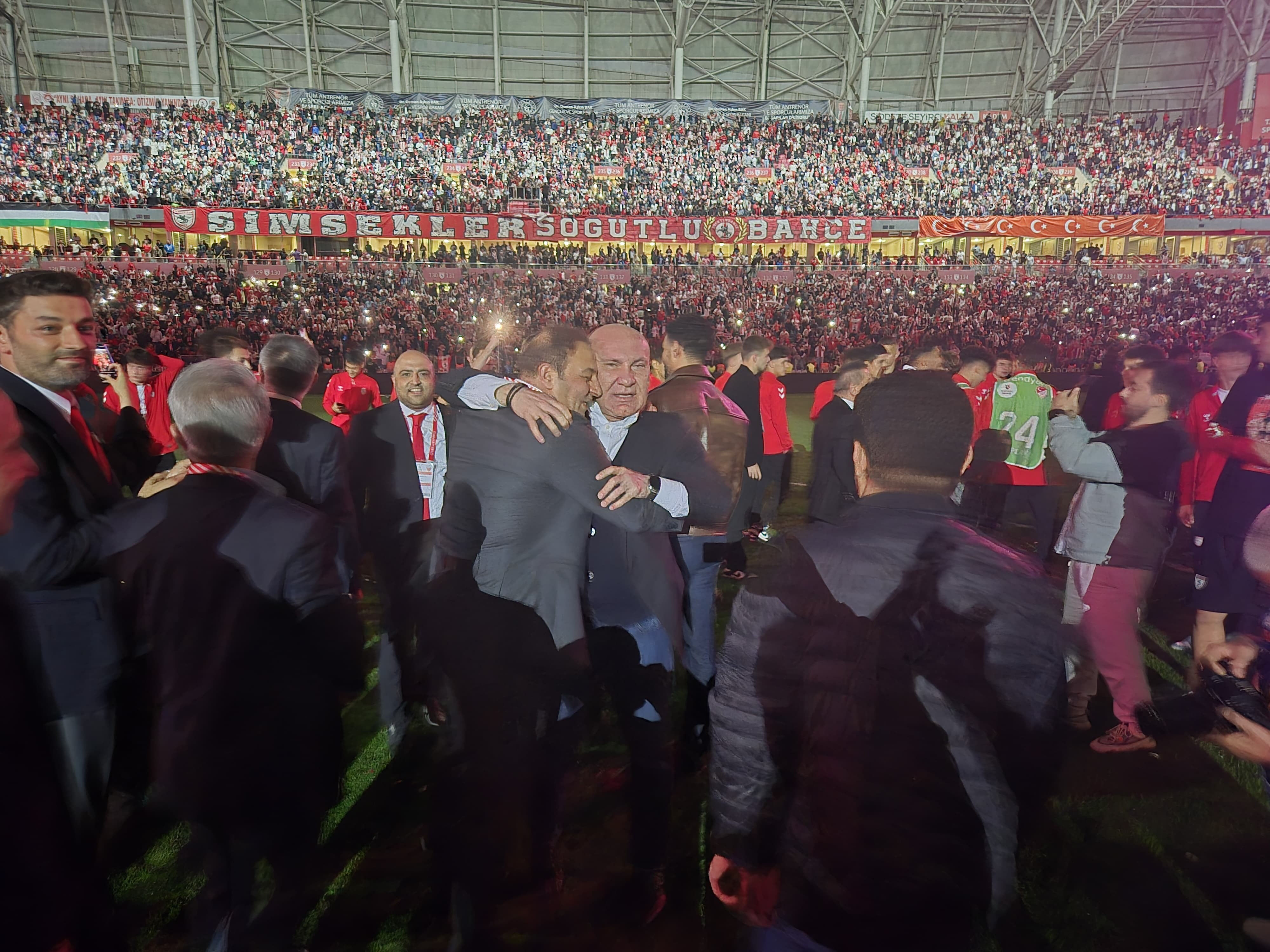 Samsunspor'dan coşkulu kutlama! Avrupa bileti Karadeniz'e havası yaşattı - 2. Resim