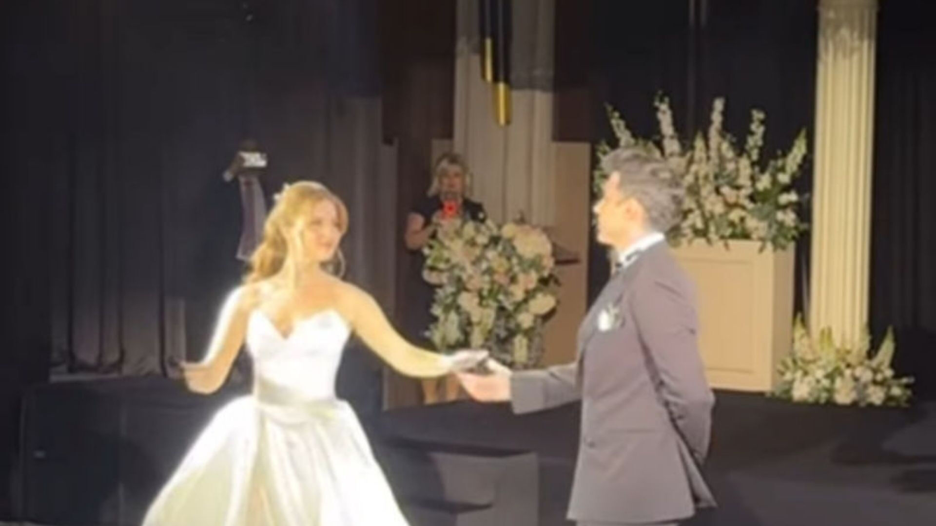 Sihirli Annem'in Çilek'i evlendi! Zeynep Özkaya ve Oğulcan Can'ın ilk dansı olay oldu: 23 Nisan gösterisi gibi Sihirli Annem'in Çilek'i evlendi! Zeynep Özkaya ve Oğulcan Can'ın ilk dansı olay oldu: 23 Nisan gösterisi gibi - 1. Resim