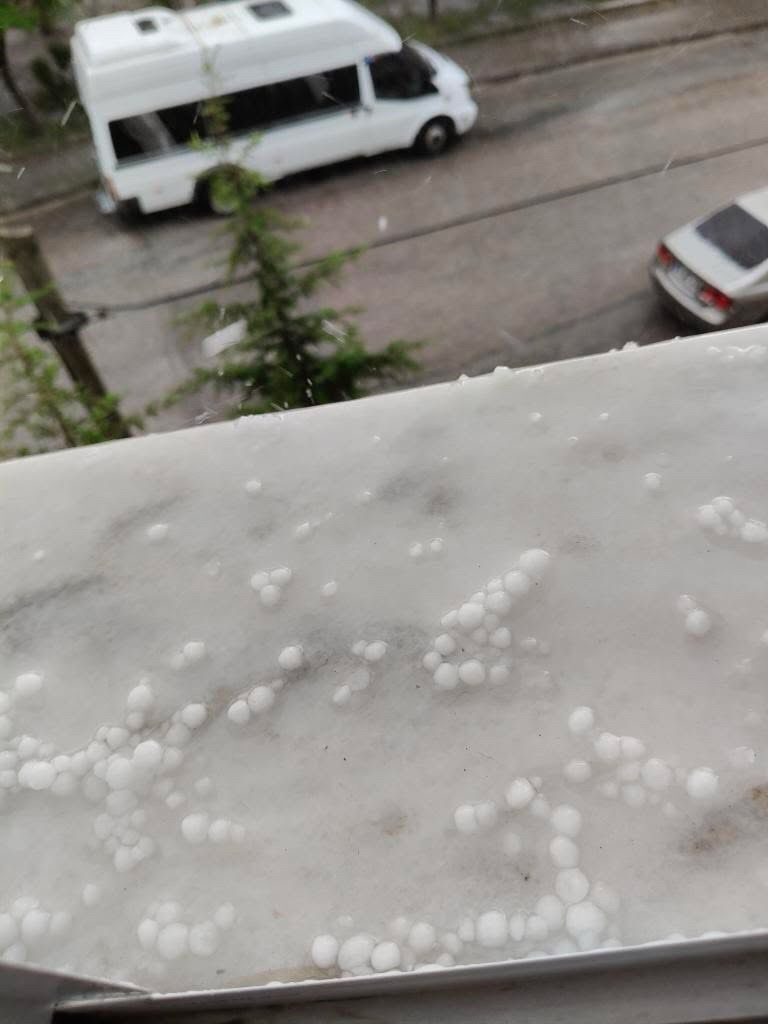 Yazın ortasında beyaza büründü! Ankara ve Tokat'ta önce dolu, sonra sağanak ve sel! Yazın ortasında beyaza büründü! Ankara ve Tokat'ta önce dolu, sonra sağanak ve sel! - 2. Resim