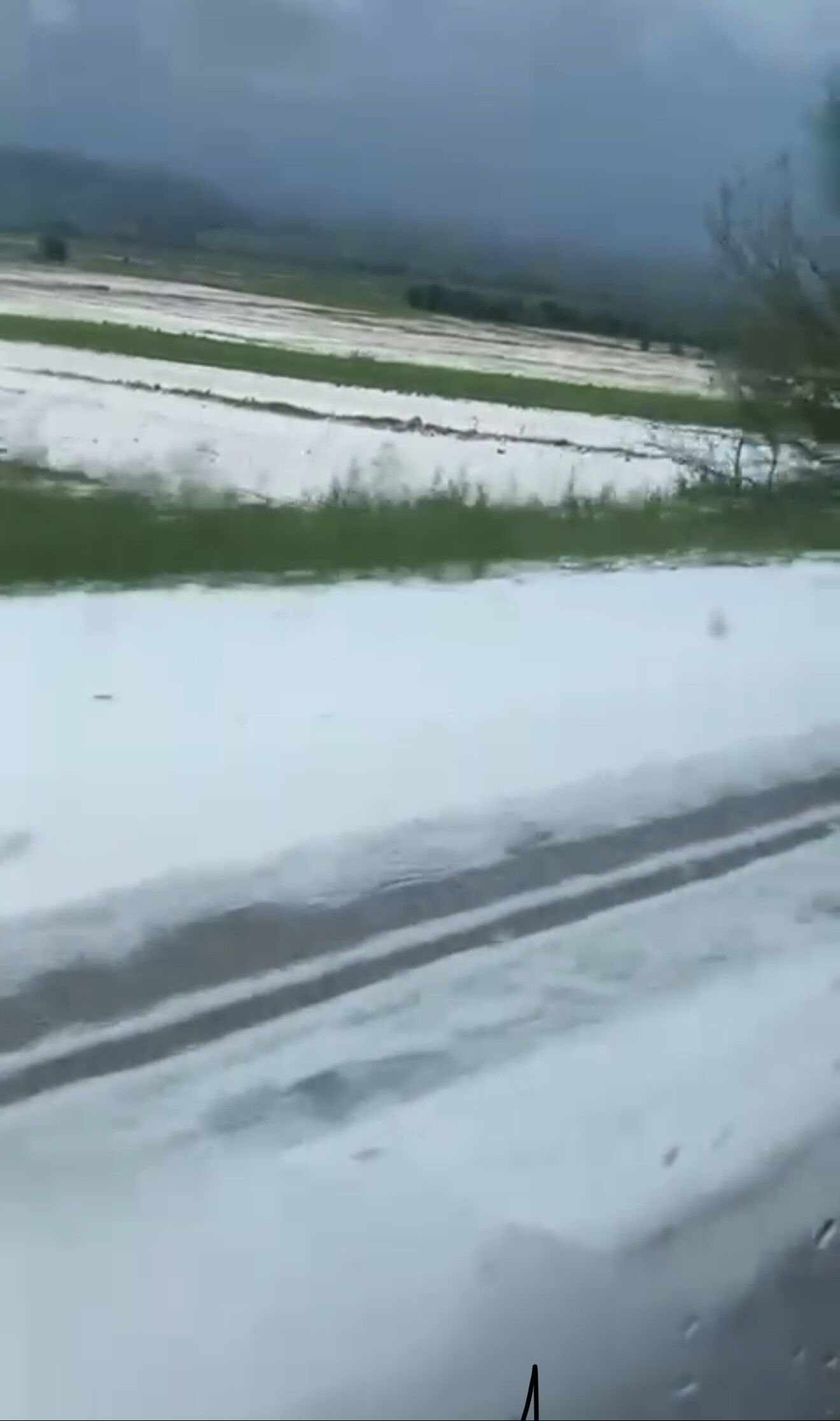 Yazın ortasında beyaza büründü! Ankara ve Tokat'ta önce dolu, sonra sağanak ve sel! Yazın ortasında beyaza büründü! Ankara ve Tokat'ta önce dolu, sonra sağanak ve sel! - 1. Resim