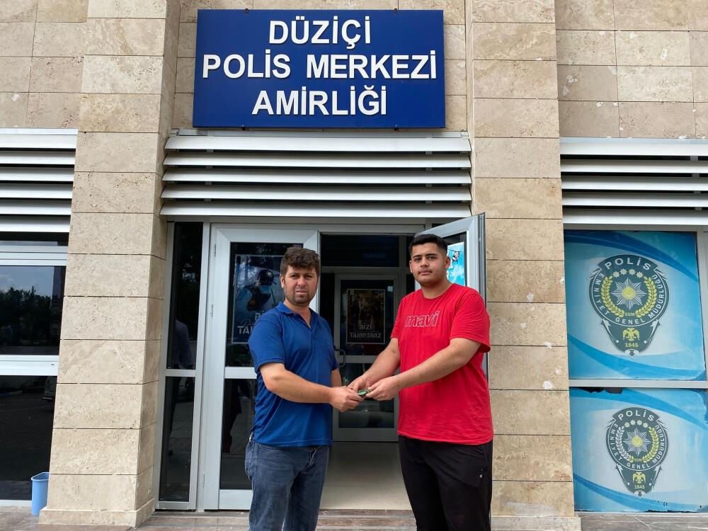 6 tane &ccedil;eyrek altın buldu! Y&uuml;z&uuml;ne bile bakmadı... Hepsini sahibine ulaştırdı - 1. Resim