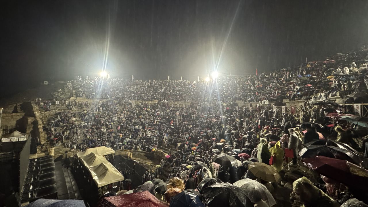 Antik tiyatrodaki konserde kriz! Kızıl Ordu Korosu Laodikeia’da yağmura yenildi Antik tiyatrodaki konserde kriz! Kızıl Ordu Korosu Laodikeia’da yağmura yenildi