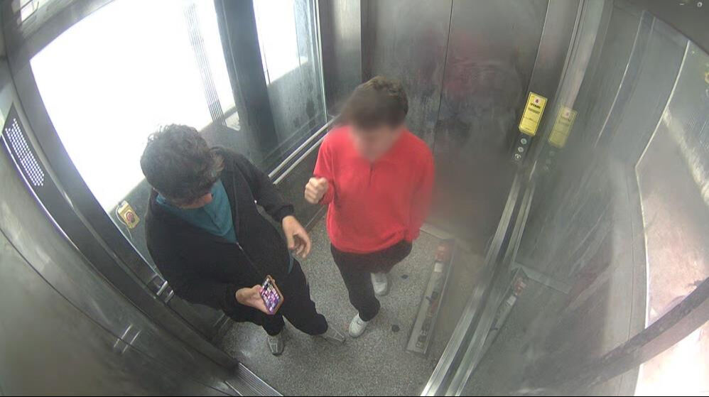 Asansörde akılalmaz görüntü! Kabin kasetine tekme atarak kırdı - 1. Resim