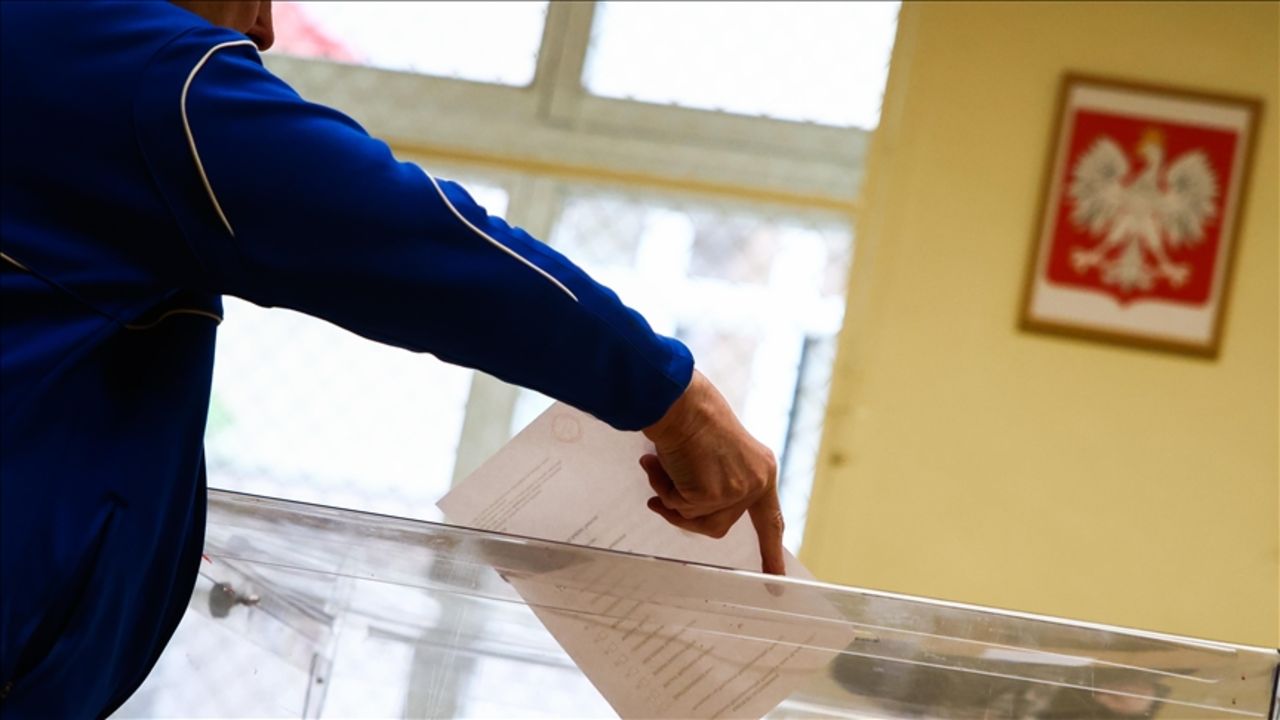 Avrupa'da 'sağ'ın yükselişi sürüyor! Polonya yeni cumhurbaşkanını ikinci turda seçti Avrupa'da 'sağ'ın yükselişi sürüyor! Polonya yeni cumhurbaşkanını ikinci turda seçti