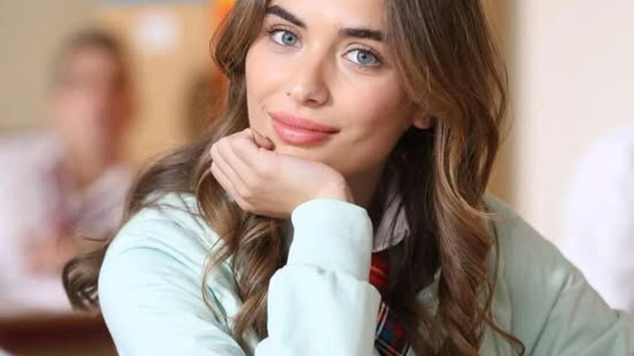 Çağla Şimşek Uzak Şehir dizisinden ayrılıyor mu? Uzak Şehir İpek karakterinin akıbeti merak uyandırdı! - 2. Resim