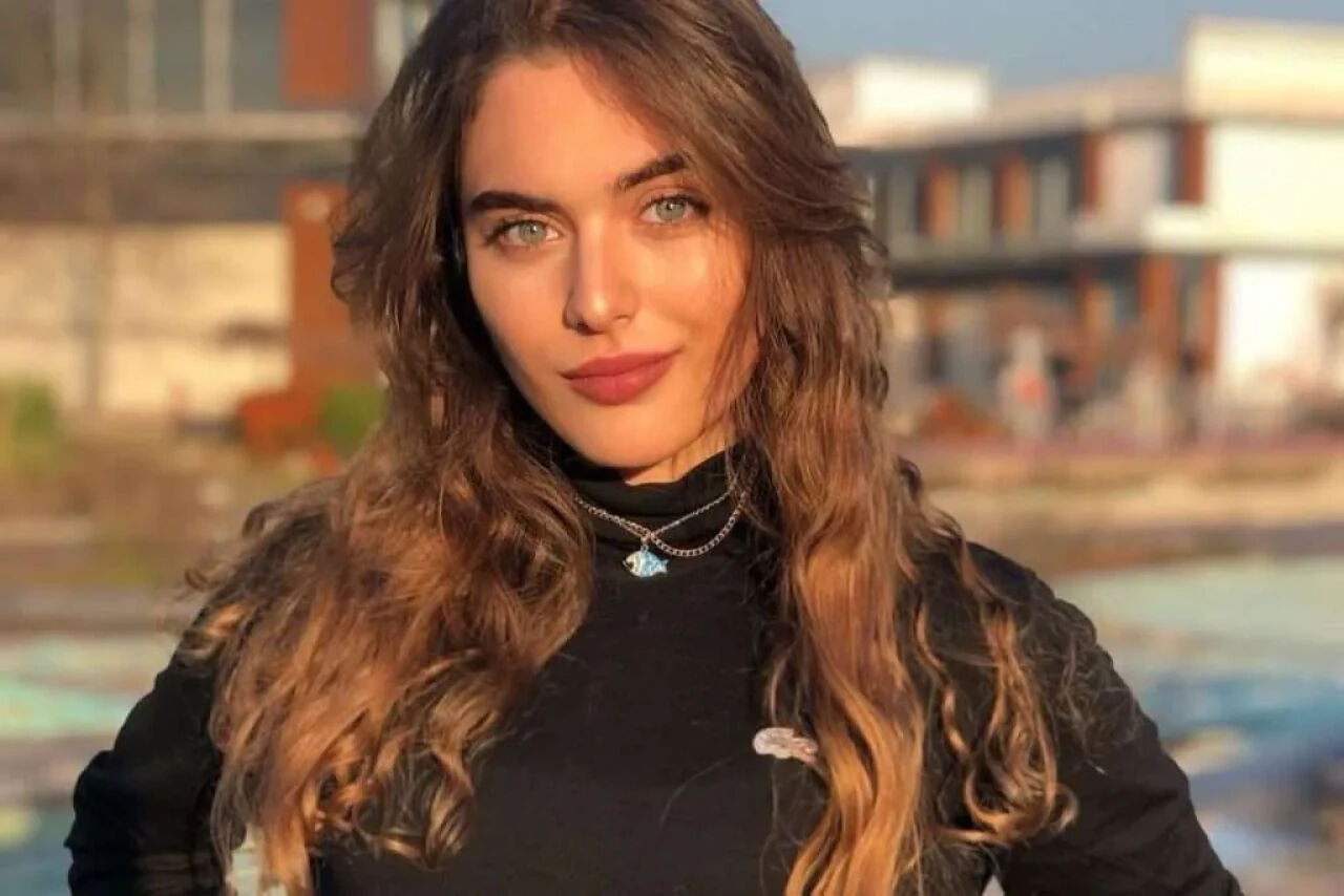 Çağla Şimşek Uzak Şehir dizisinden ayrılıyor mu? Uzak Şehir İpek karakterinin akıbeti merak uyandırdı! - 1. Resim