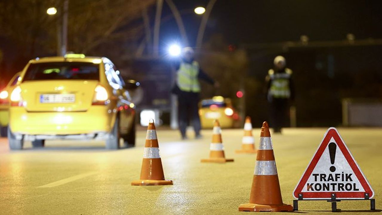 Dur ihtarına uymamanın sonucu ağır oldu: Hem yüklü ceza yedi, hem de aracı trafikten men edildi Dur ihtarına uymamanın sonucu ağır oldu: Hem yüklü ceza yedi, hem de aracı trafikten men edildi