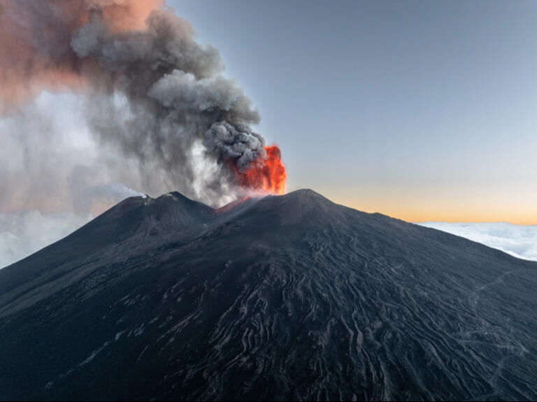 Etna Yanardağı yeniden patladı! Kırmızı alarm verildi - 1. Resim