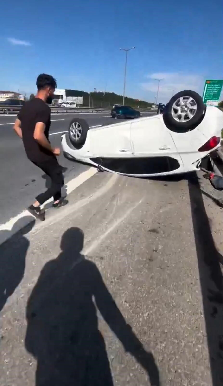 Feci kazada otomobilde sıkışmışlardı! Yardıma koşan vatandaşa akılalmaz muamele - 3. Resim