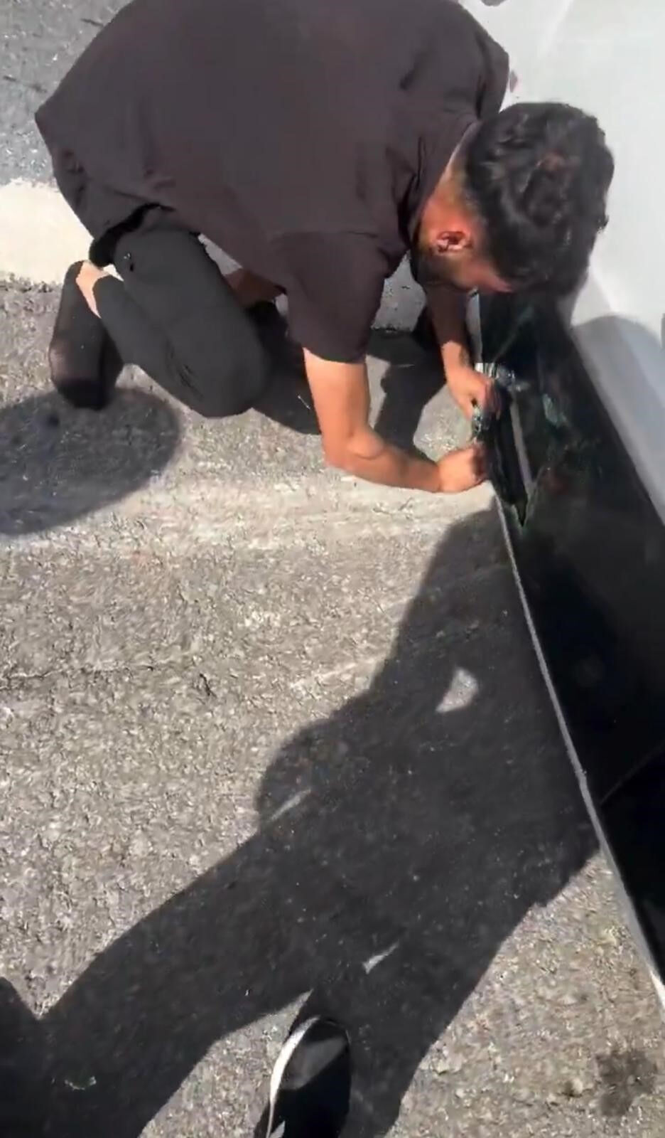 Feci kazada otomobilde sıkışmışlardı! Yardıma koşan vatandaşa akılalmaz muamele - 2. Resim