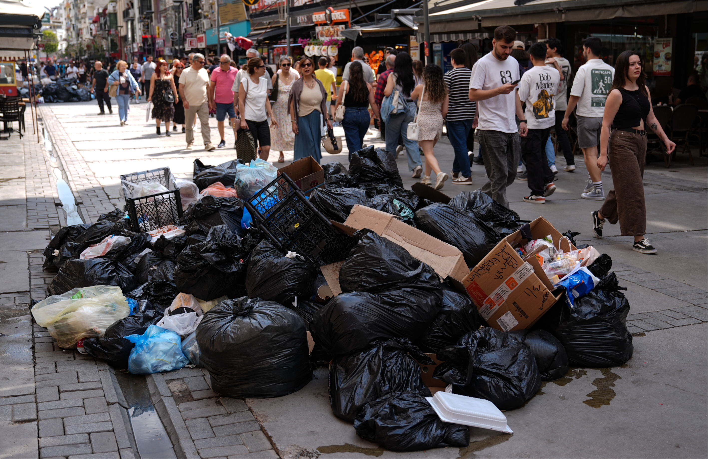 İzmir'i grev vurdu! Başkan Cemil Tugay, çareyi vatandaşlarla çöp toplamakta buldu - 5. Resim