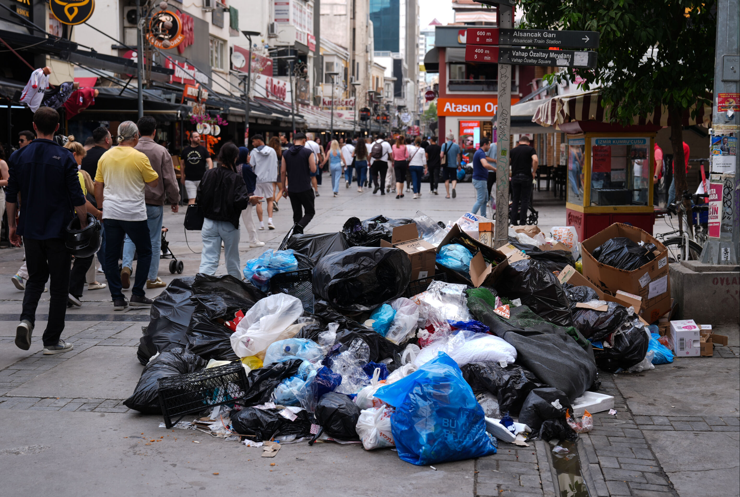 İzmir'i grev vurdu! Başkan Cemil Tugay, çareyi vatandaşlarla çöp toplamakta buldu - 4. Resim