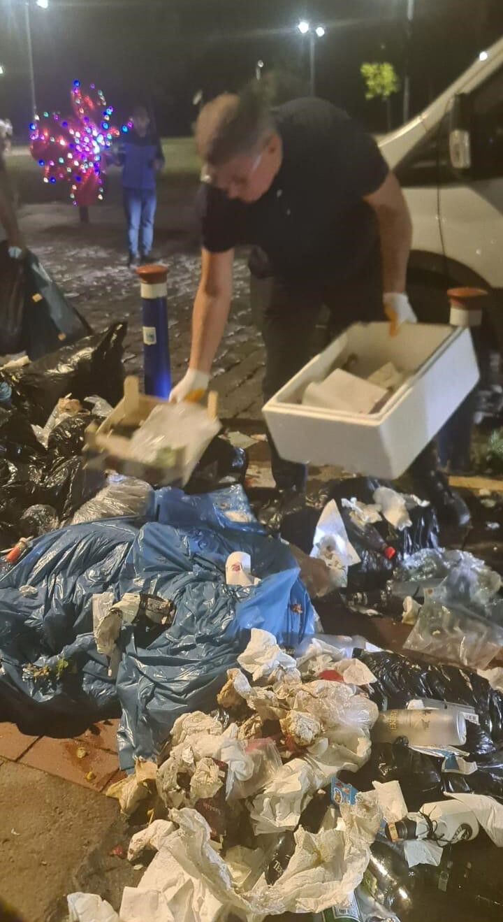 İzmir'i grev vurdu! Başkan Cemil Tugay, çareyi vatandaşlarla çöp toplamakta buldu - 1. Resim