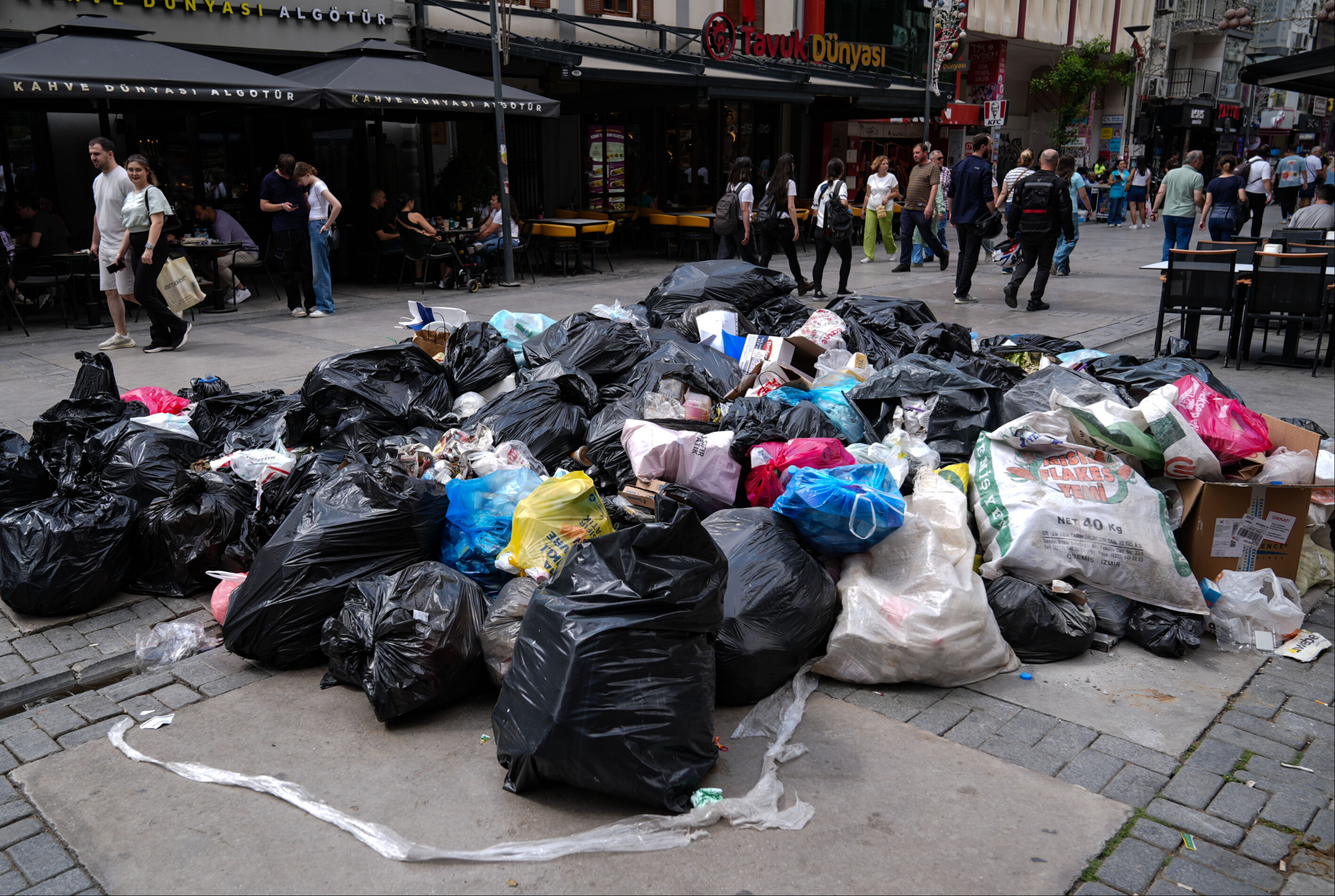 İzmir'i grev vurdu! Başkan Cemil Tugay, çareyi vatandaşlarla çöp toplamakta buldu - 3. Resim