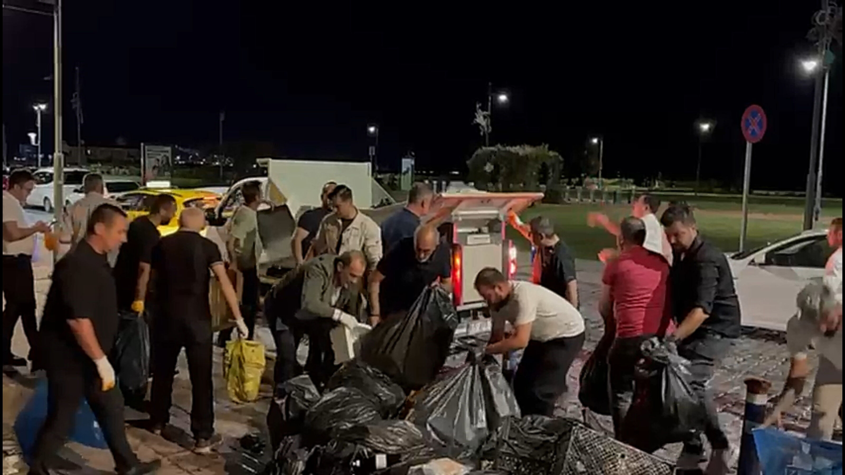 İzmir'i grev vurdu! Başkan Cemil Tugay, çareyi vatandaşlarla çöp toplamakta buldu - 6. Resim