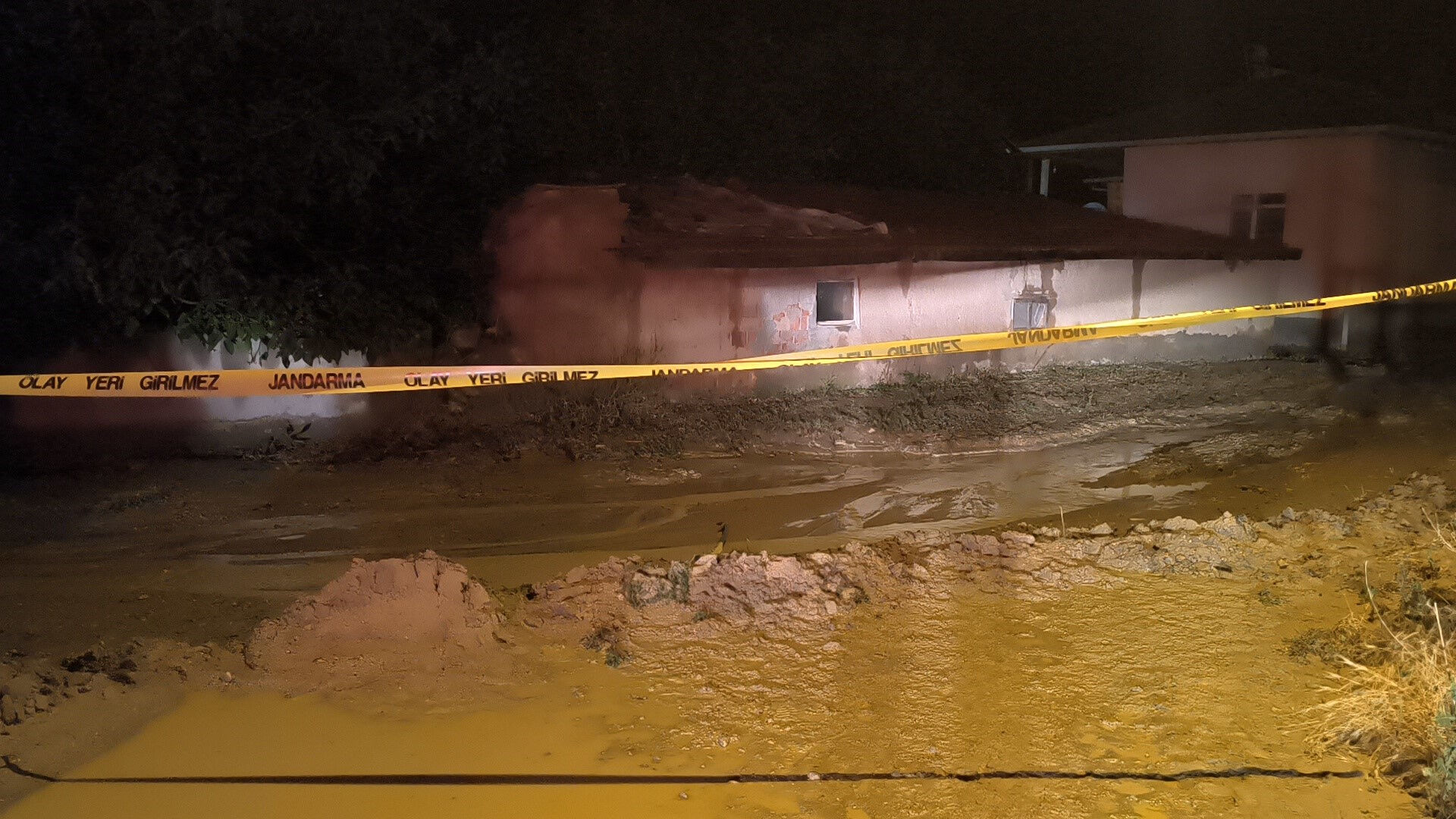 Kırşehir'i sel vurdu! Bir ev &ccedil;&ouml;kt&uuml;, &uuml;&ccedil; ev tahliye edildi - 1. Resim