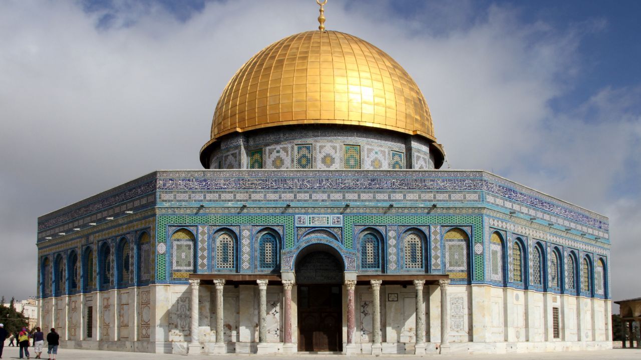 Kudüs'ün simge yapısı Kubbetüs Sahra Camii'ye saldırı girişimi! Yerleşimciler baskın düzenledi Kudüs'ün simge yapısı Kubbetüs Sahra Camii'ye saldırı girişimi! Yerleşimciler baskın düzenledi