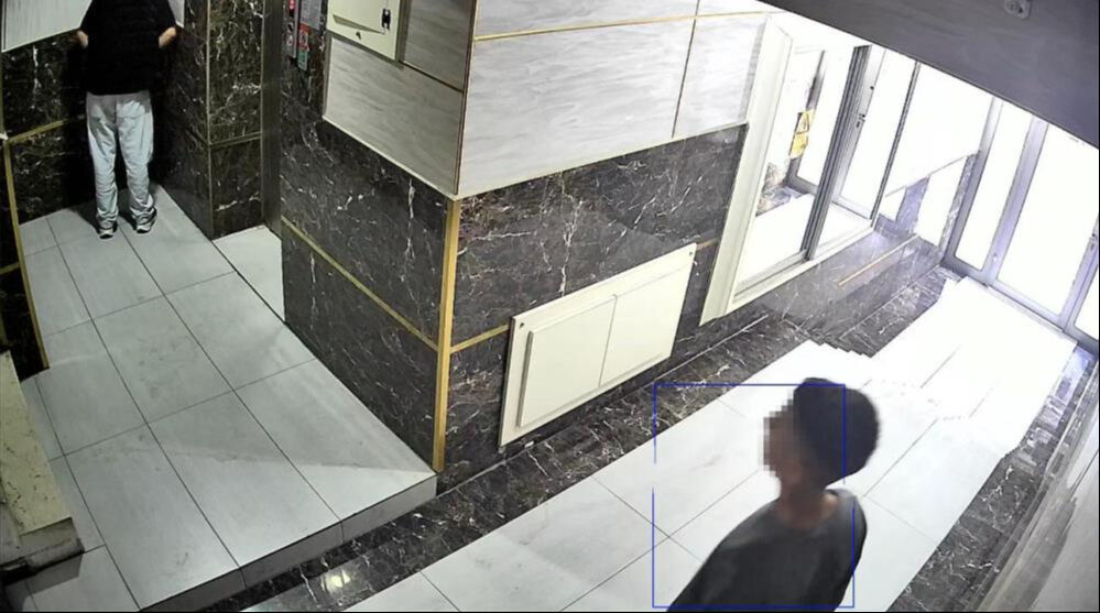 Mersin'de mide bulandıran g&ouml;r&uuml;nt&uuml;! Biri kamera a&ccedil;ısını değiştirdi, diğeri koridorda tuvaletini yaptı - 1. Resim