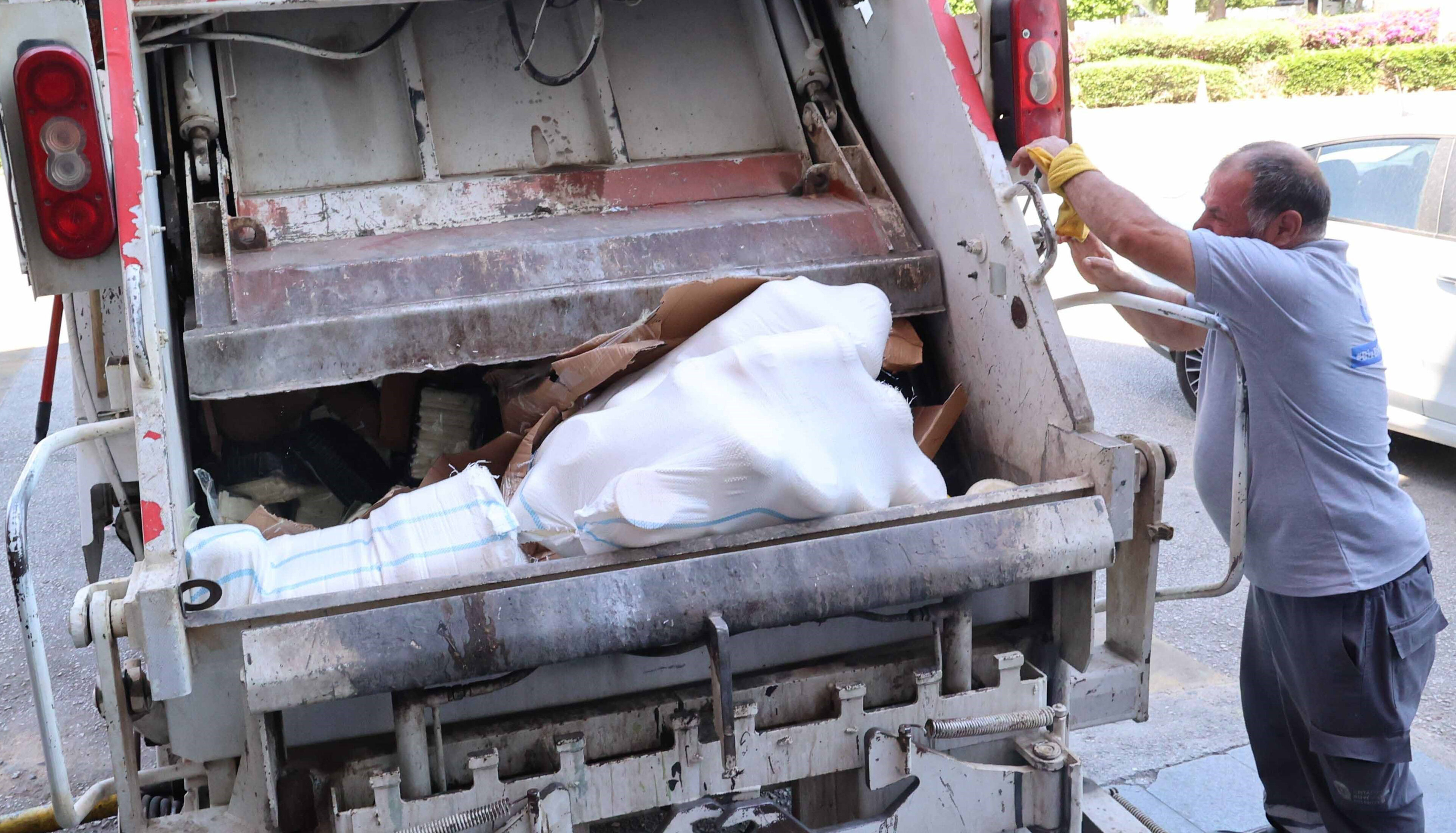 Nasıl taşındığını görseniz, yiyemezdiniz! 700 kilogram peynir ele geçirildiği an imha edildi - 2. Resim