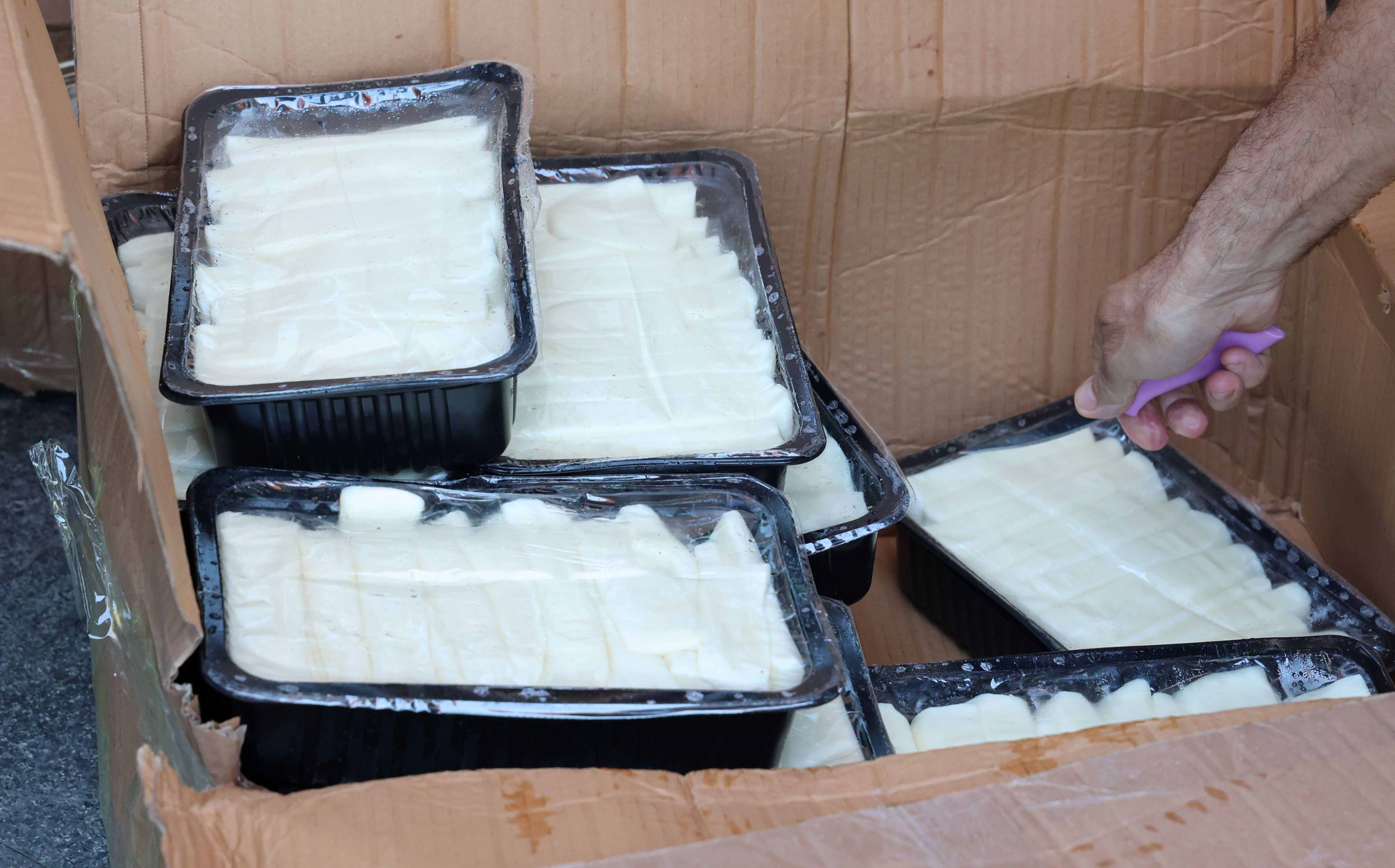 Nasıl taşındığını görseniz, yiyemezdiniz! 700 kilogram peynir ele geçirildiği an imha edildi - 1. Resim