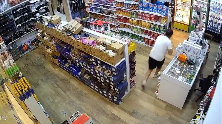 Panik anları kamerada! Depremden kaçarken çay bardağını bırakmadı - 2. Resim