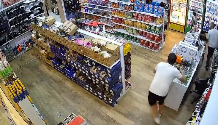 Panik anları kamerada! Depremden kaçarken çay bardağını bırakmadı - 1. Resim