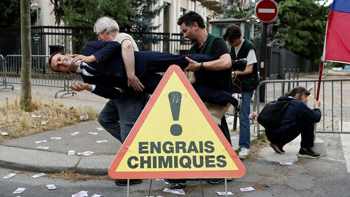 Paris'te Macron'u kızdıracak olay! Balmumu heykeli çalındı - 1. Resim