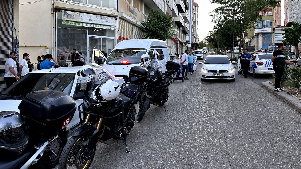 Şanlıurfa'da cadde ortasında silahlı kavga: 1 kişi can verdi - 1. Resim